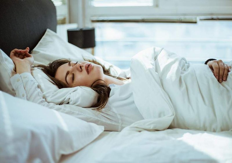 Tips Memilih Bantal untuk Posisi Tidur Telentang